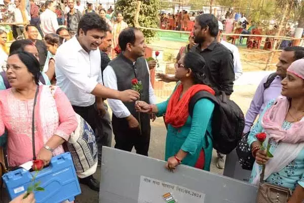 CG Election 2025: ईवीएम के साथ मतदान केंद्रों में पहुंचा दल, मतदान कल: 44 लाख 74 हजार से ज्यादा मतदाता करेंगे शहर सरकार का फैसला