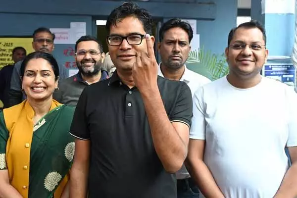 CG Election 2025: आम और खास के मतदान की तस्वीरें: जस्टिस अग्रवाल ने बिलासपुर, वित्त मंत्री चौधरी ने रायगढ़ और मुख्य चुनाव आयुक्त ने रायपुर में किया मतदान