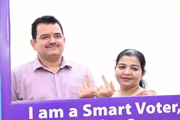 CG Election 2025: मुख्यमंत्री के सचिव पी. दयानंद ने किया अपने मताधिकार का प्रयोग, प्रदेशवासियों से की मतदान की अपील