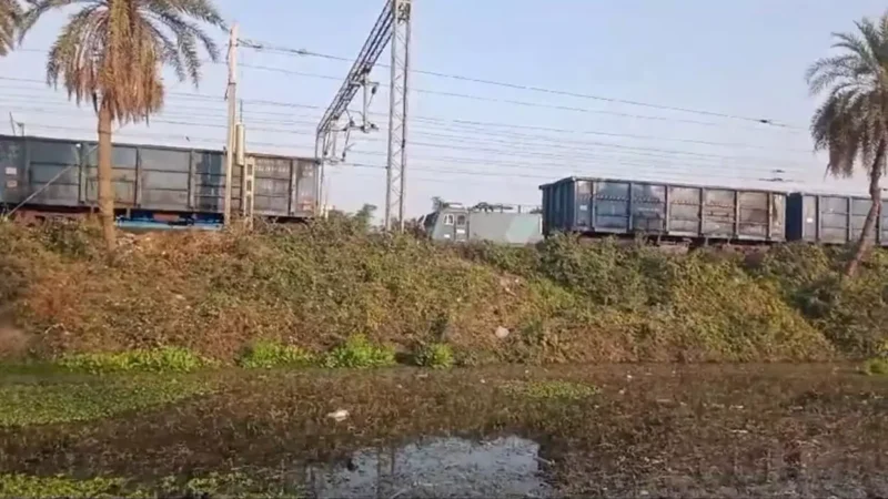 Bihar Railway News:  टला बड़ा रेल हादसा, दो हिस्सों में बंट गई चलती मालगाड़ी, लोगों में दहशत..