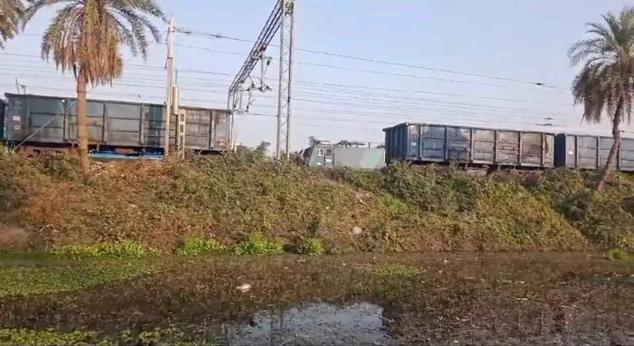 Bihar Railway News:  टला बड़ा रेल हादसा, दो हिस्सों में बंट गई चलती मालगाड़ी, लोगों में दहशत..