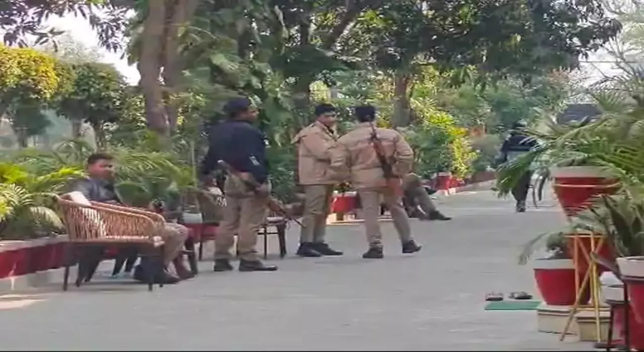 UP IT Action: अखिलेश के करीबी पर IT का शिकंजा, इत्र कारोबारी के ठिकानों पर कार्रवाई.