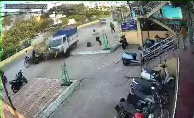 Raipur News: रायपुर में तेज रफ़्तार पिकअप ने कई लोगों को मारी टक्कर, फिर बिजली के पोल से टकराई, कई लोग घायल