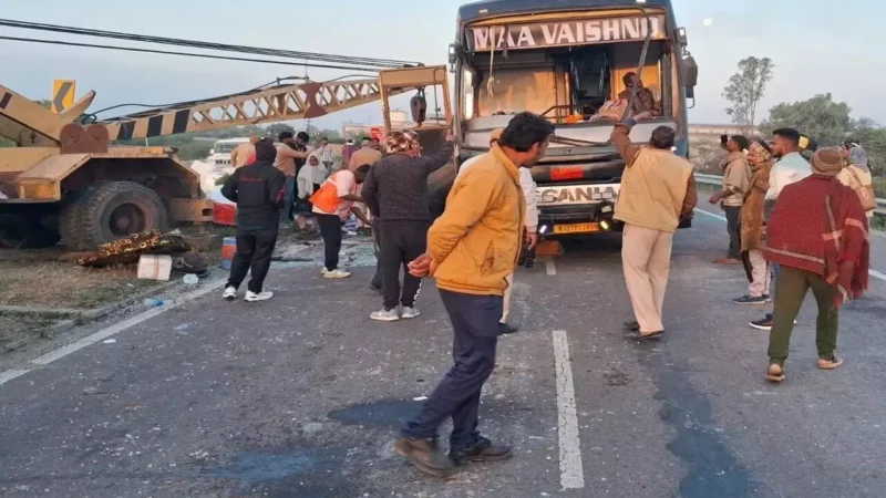Rajasthan Road Accident: राजस्थान में बड़ा सड़क हादसा, अहमदाबाद से एमपी जा रही स्लीपर कोच बस पलटी.