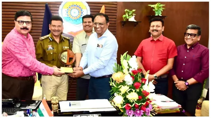 Raipur Police: रायपुर पुलिस ने 36 घंटे में सुलझाई 60 लाख की डकैती, रोटरी क्लब ऑफ रायपुर ग्रेटर ने एसपी लाल उम्मेद सिंह का किया सम्मान…