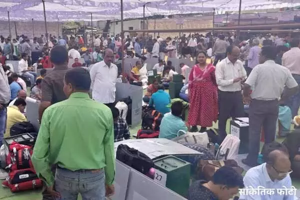 Bilaspur News: मतगणना खत्म होने के बाद महिला कर्मी की साड़ी से गिरने लगा बैलेट पेपर, जानिए…फिर क्या हुआ