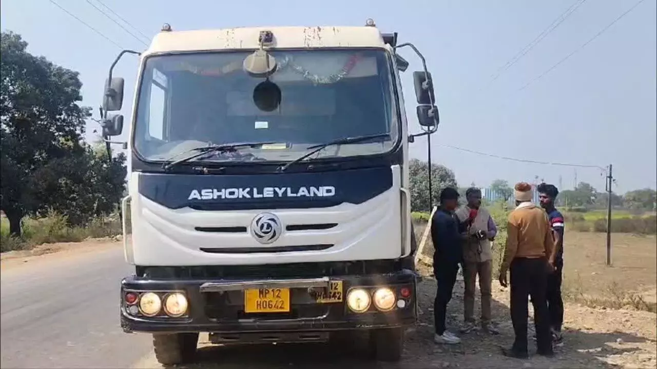 MP Rewa Road accident:रीवा में तेज रफ्तार का  कहर, ट्रक ने बाइक सवार 5 युवकों को कुचला, 4 की मौत