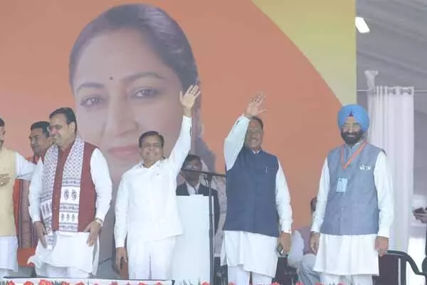 Vishnu Deo: दिल्ली की सीएम रेखा गुप्ता के शपथ ग्रहण में शामिल हुए विष्णुदेव: मंच पर दूसरे राज्यों के मुख्यमंत्री और राष्ट्रीय नेताओं से की मुलाकात, देखिये फोटो