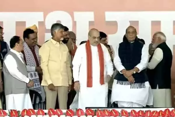 Vishnu Deo: जब प्रधानमंत्री मोदी ने थामा विष्णुदेव साय का हाथ – मंच पर दिखी खास आत्मीयता, देखिये फोटो और वीडियो