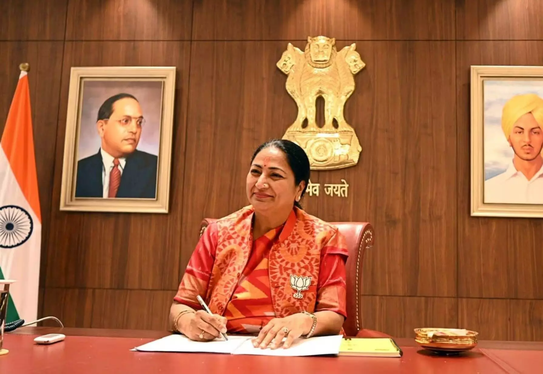 Delhi Cabinet Meeting: पहली कैबिनेट बैठक में कैबिनेट ने लिया बड़ा फैसला, आयुष्मान योजना को मिली मंजूरी, जानें बैठक में क्या हुआ?