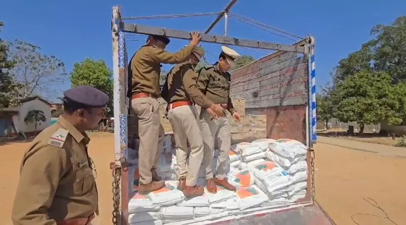 Jashpur News: बड़ी कार्रवाई, डेढ़ करोड़ की शराब पकड़ाई, सीमेंट बोरी के नीचे छुपाकर ले जा रहे थे झारखंड-बिहार, जशपुर पुलिस की रेड…