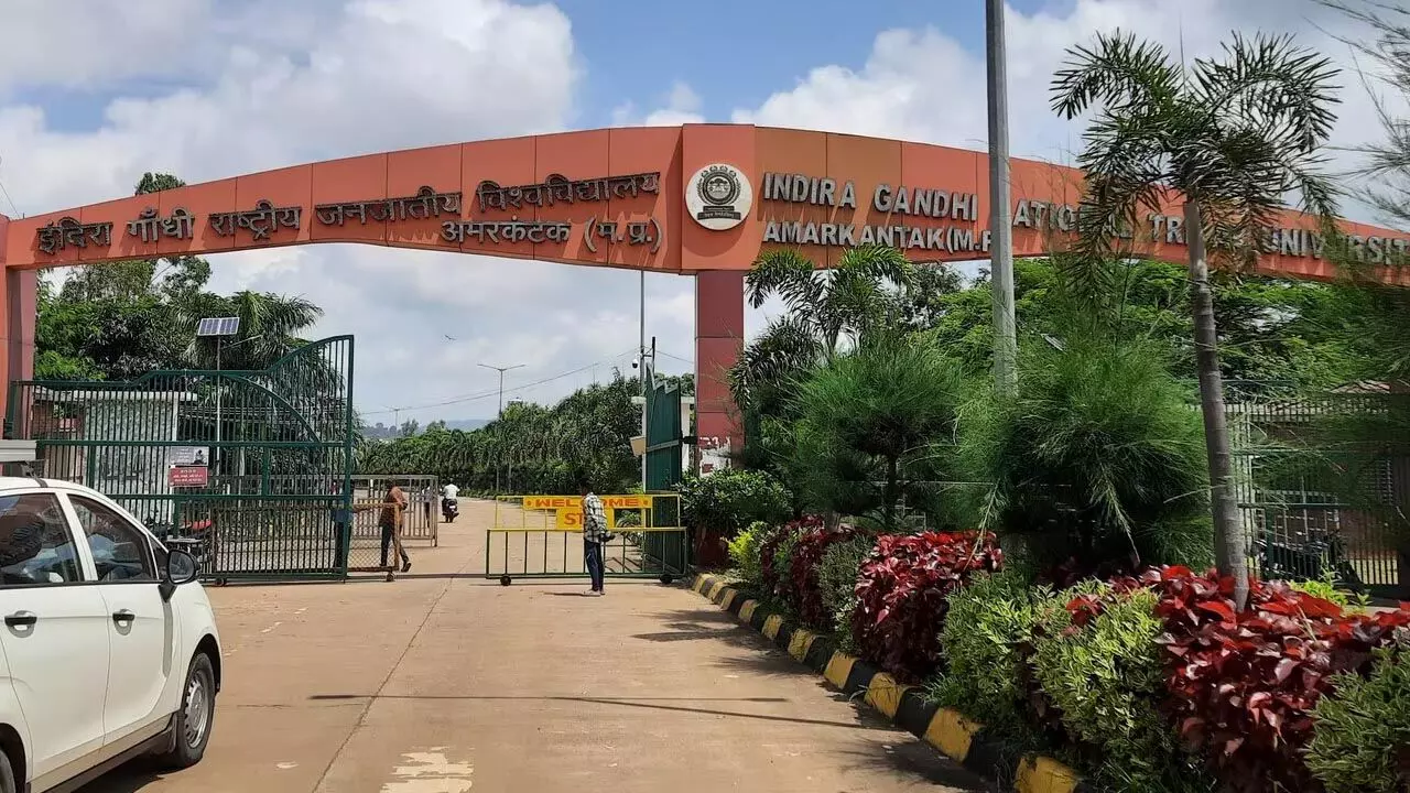 MP IGNTU Food Poisoning: गर्ल्स हॉस्टल में 50 से अधिक छात्राएं हुई बिमार, मेस का खराब खाना खाने से बिगड़ी तबीयत