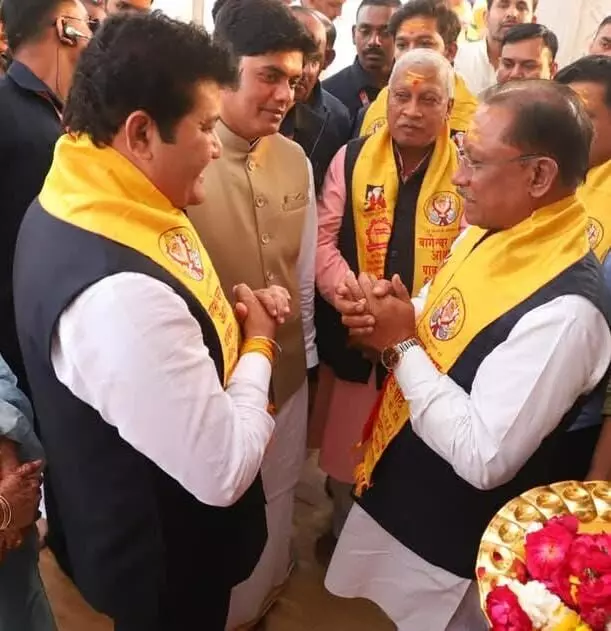 मुख्यमंत्री विष्णुदेव साय पहुंचे बागेश्वर धाम, बाबा बागेश्वर बोले-मुख्यमंत्री साय जनता के हित के लिए कर रहे कार्य