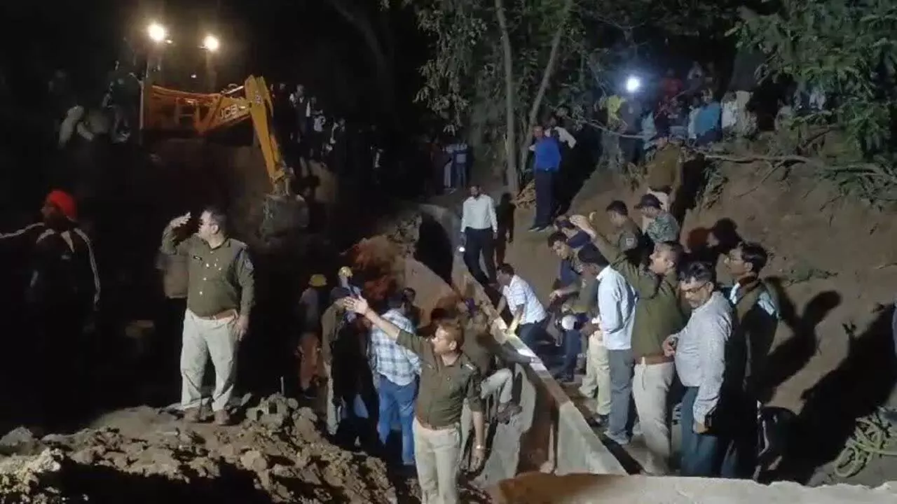 MP Singrauli Accident: नाली निर्माण के दौरान हादसा, मिट्टी धंसने से 2 मजदूर दबे, सफल हुआ रेस्क्यू, एक की हालत गंभीर