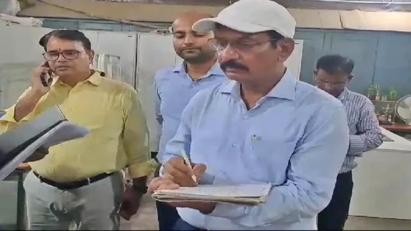 Bihar IAS Dinesh Kumar Rai: डीएम ने रिवेन्यू के काम में पाई गड़बड़ी, क्लर्क को तत्काल कर दिया सस्पेंड