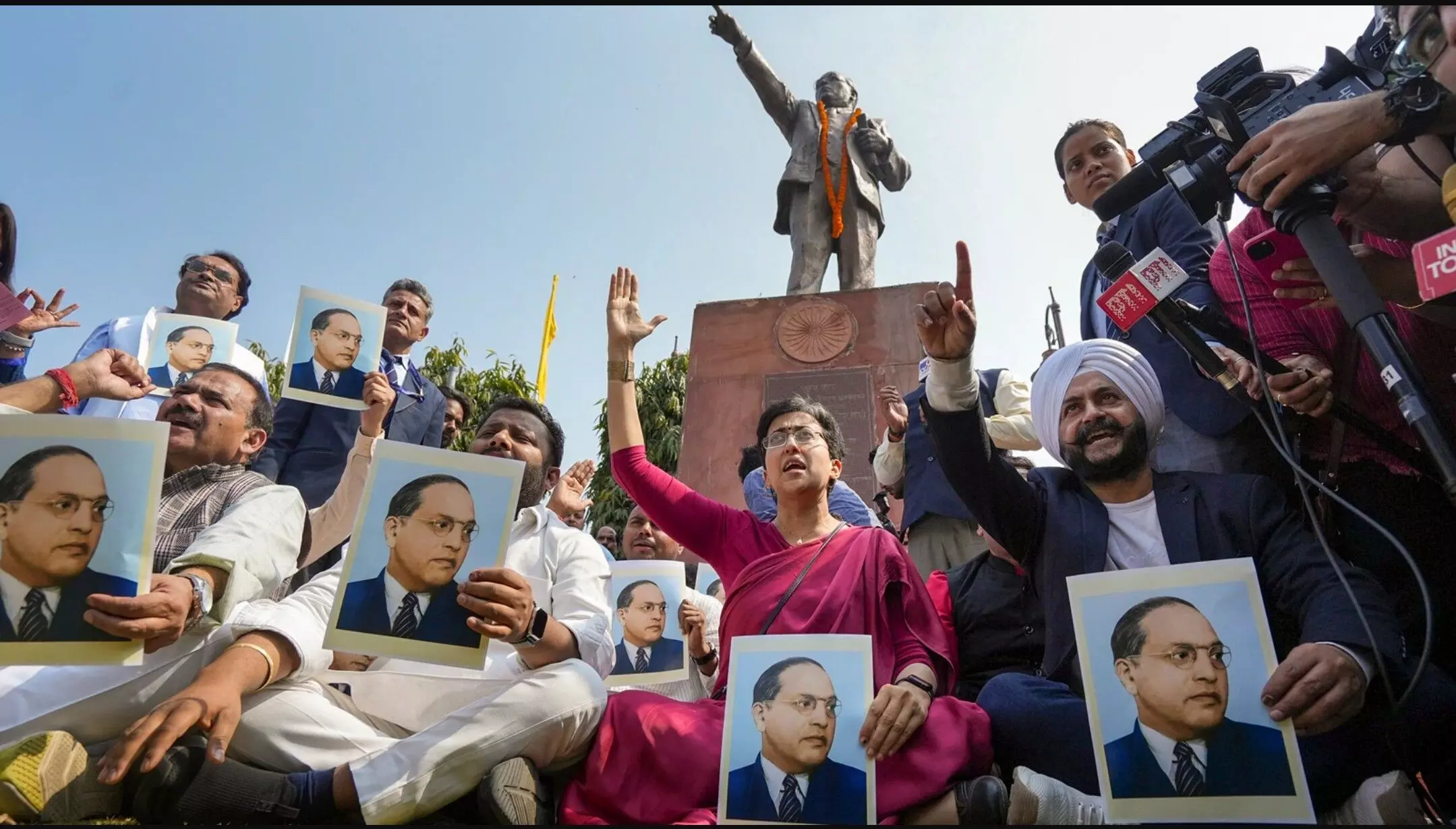 Delhi Vidhan Sabha: दिल्ली विधानसभा में हंगामा! AAP के 21 विधायक निलंबित, आतिशी धरने पर बैठीं