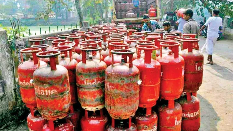 LPG Price 1 March 2025: LPG यूजर्स के लिए बुरी खबर! बजट के बाद सरकार का यू-टर्न, एलपीजी सिलेंडर के बढ़े दाम