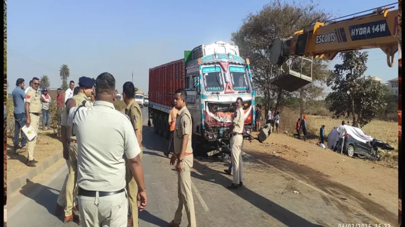 Raipur News: दर्दनाक हादसा, पांच लोगों की मौत, डिवाइडर तोड़कर  तेज रफ़्तार ट्रक से टकराई…