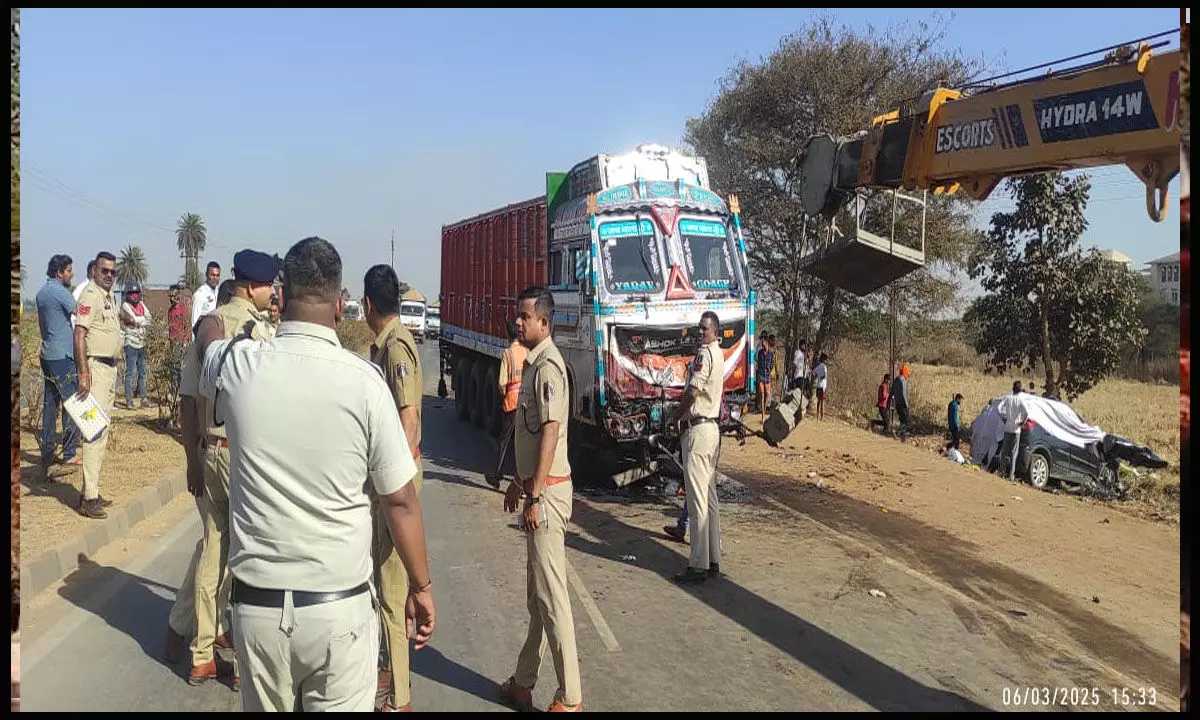 Raipur News: दर्दनाक हादसा, पांच लोगों की मौत, डिवाइडर तोड़कर  तेज रफ़्तार ट्रक से टकराई…