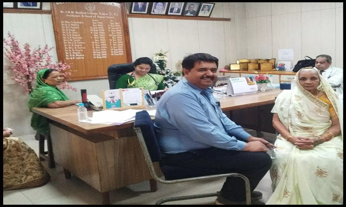 Chhattisgarh News: मुख्यमंत्री की माताजी ने सरकारी अस्पताल में कराया स्वास्थ्य परीक्षण, आमजन की तरह कराई जांच….