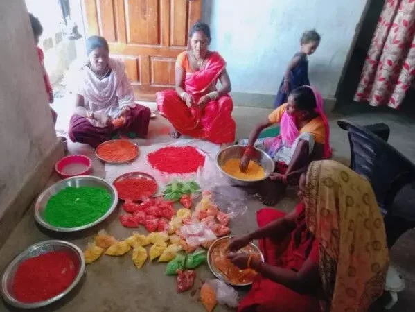 नक्सलियों ने जिन महिलाओं के जीवन को किया बेरंग, अब वही महिलाएं हर्बल गुलाल बनाकर लोगों के जीवन में ला रही खुशहाली