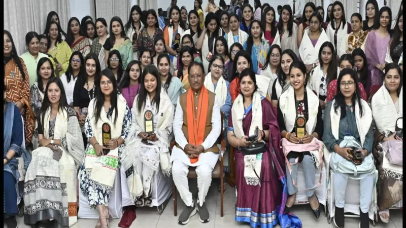 रायपुर की इन महिला महिला पत्रकारों को CM विष्णुदेव ने किया सम्मानित, महिलाओं के सशक्तिकरण पर दिया बल