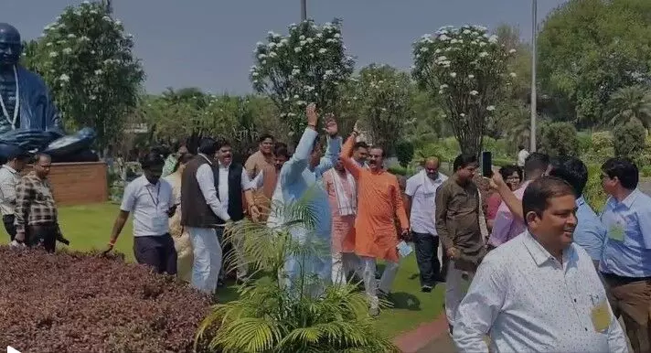 CG Vidhansabha Budget Session 2025: विपक्ष का सदन में हंगामा, गर्भगृह में पहुंचे विधायक, प्रश्नकाल को विपक्षी सदस्यों ने किया बाधित