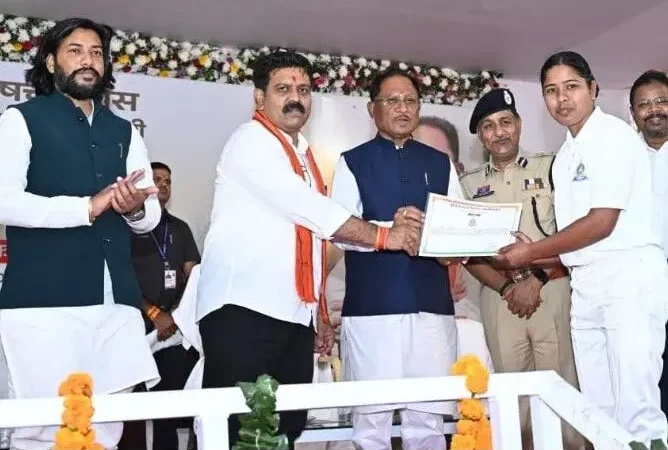 मुख्यमंत्री विष्णुदेव साय ने चयनित SI अभ्यर्थियों को दिया नियुक्ति पत्र, चार नए महिला थानों का उद्घाटन
