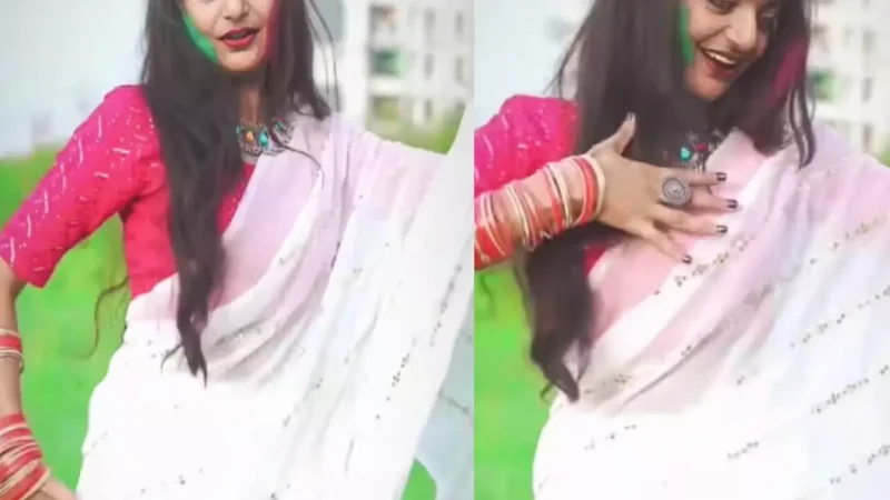 Viral Girl Monalisa: OMG! महाकुंभ की "Viral Girl" ने लचकाई सफेद साड़ी में ऐसी कमर, वायरल VIDEO ने मचाई तबाही…