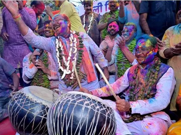 Raipur News: रायपुर प्रेस क्लब के होली मिलन समारोह में मुख्यमंत्री साय हुए शामिल, पत्रकारों संग झूमे…