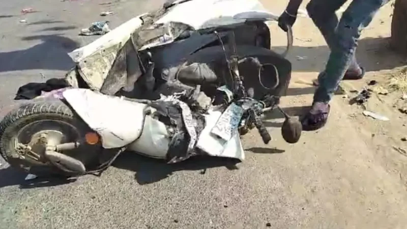 Road Accident: ओवर स्पीड ने छीनी दो जिंदगी, दो युवक जिंदगी और मौत के बीच अस्पताल में कर रहे संघर्ष…