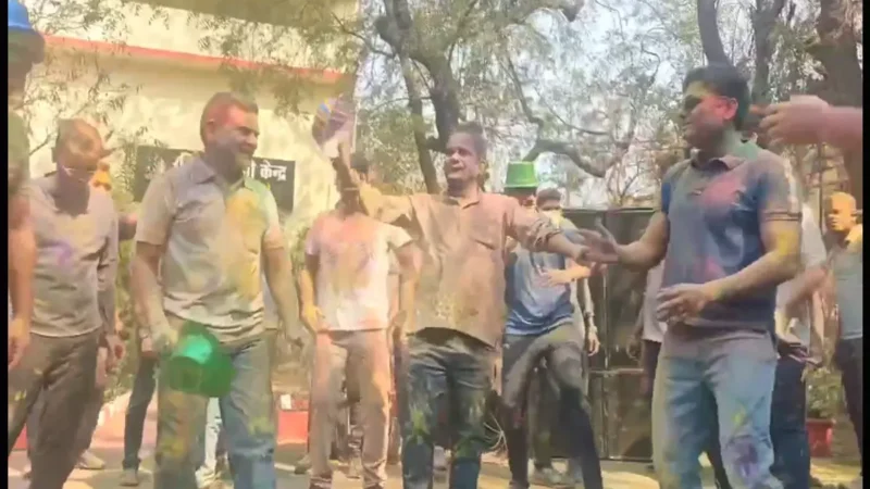 Raipur Police Holi: मुन्नी बदनाम हुई… गाने पर डांस कर कलेक्टर-एसपी ने बनाया माहौल…