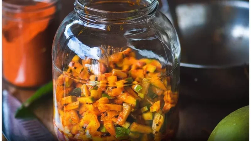 Instant Mango Pickle Recipe: नए कच्चे आमों से मिनटों में बनाएं इंस्टेंट आम का अचार, पढ़िए रेसिपी