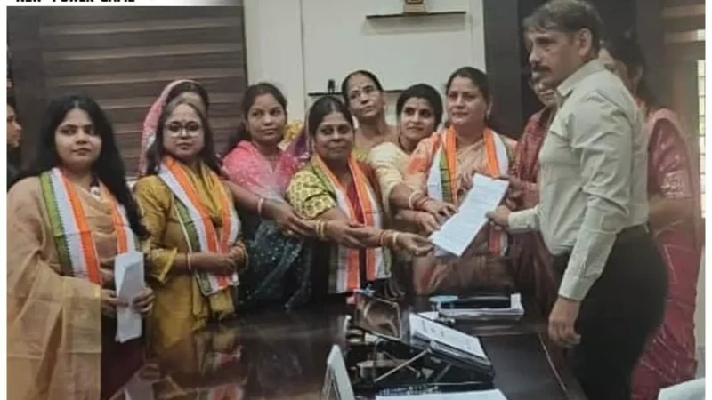 Chhattisgarh Mahila Congress: महिला जनप्रतिनिधि के स्थान पर पति द्वारा शपथ लिए जाने के विरोध में जिला निर्वाचन अधिकारी को महिला कांग्रेस ने दिया ज्ञापन…