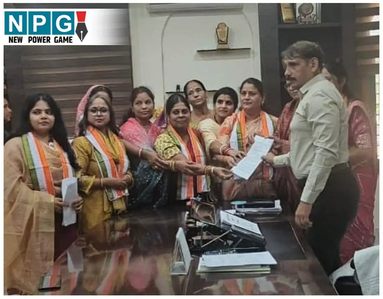 Chhattisgarh Mahila Congress: महिला जनप्रतिनिधि के स्थान पर पति द्वारा शपथ लिए जाने के विरोध में जिला निर्वाचन अधिकारी को महिला कांग्रेस ने दिया ज्ञापन…
