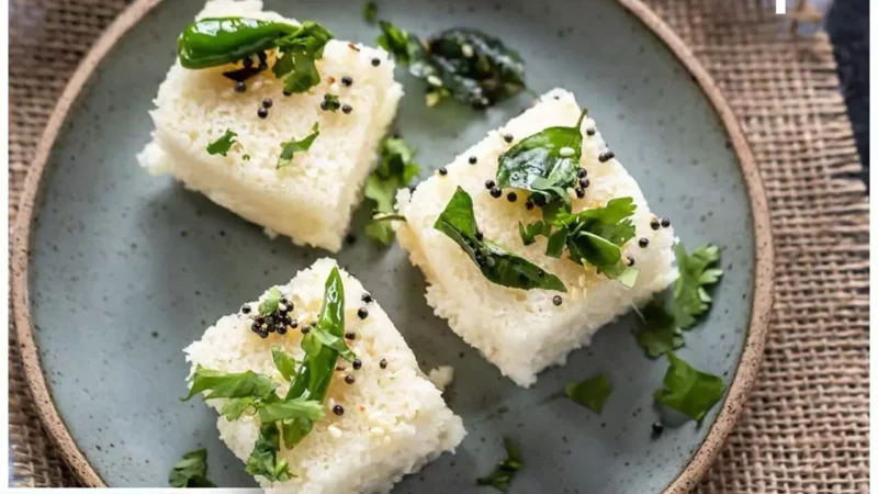 Rava Dhokla Recipe: बढ़िया जालीदार-साॅफ्ट बनेगा रवा ढोकला, फाॅलो कीजिए ये क्विक और ईज़ी रेसिपी…