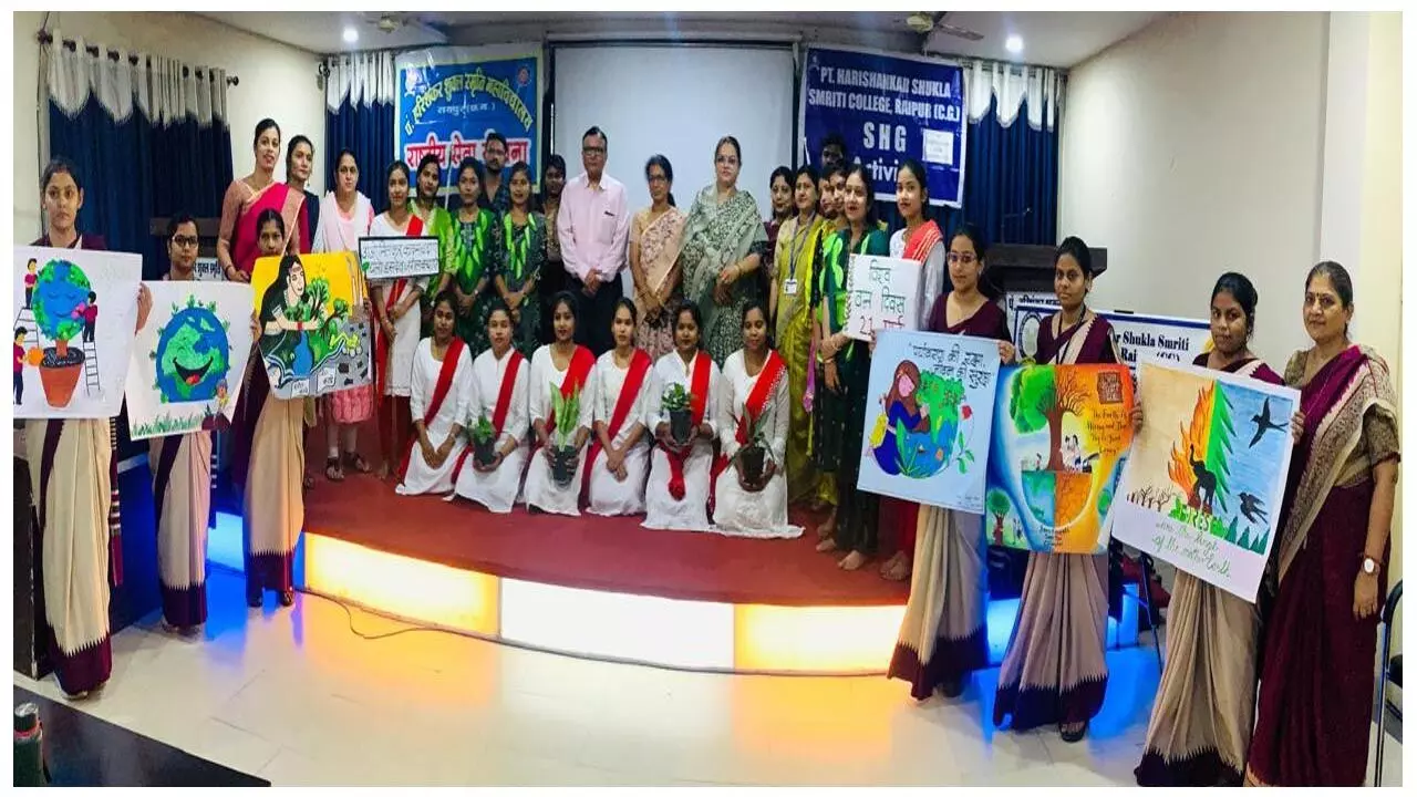 Pt.Harishankar Shukla Smriti Mahavidyalaya: हरिशंकर कॉलेज में वन-दिवस, जल-दिवस, एवं कविता दिवस का ज्वाइंट उत्सव…