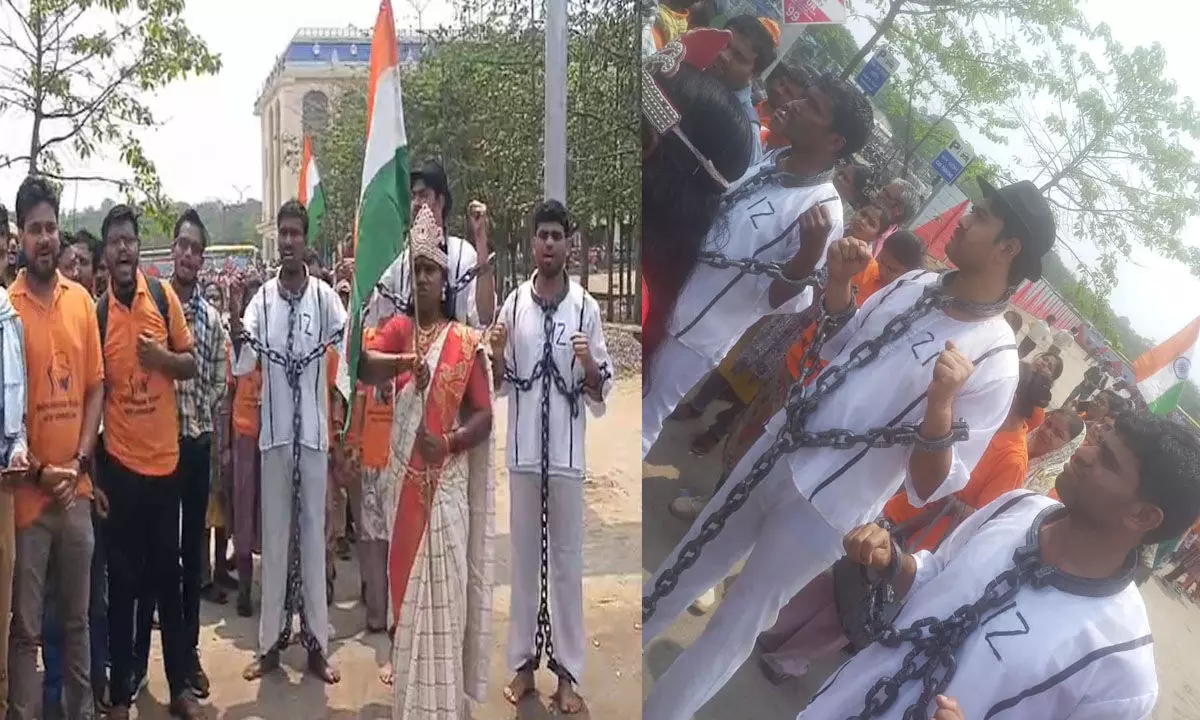 CG Teacher News : बर्खास्त शिक्षकों का अनोखा प्रदर्शन, भगत सिंह, सुखदेव और राजगुरू की वेशभूषा में निकाली रैली…