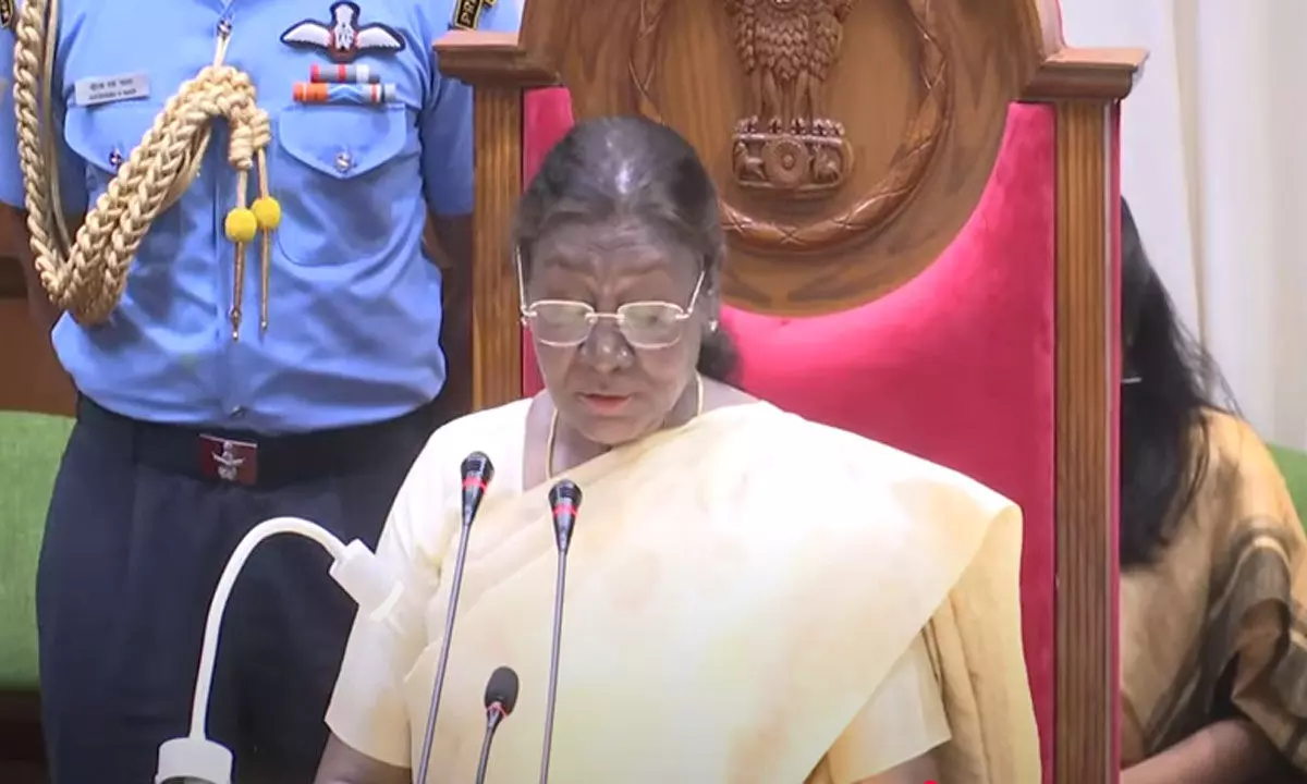President Draupadi Murmu visit in Raipur: राष्ट्रपति बोलीं, छत्तीसगढ़ और ओड़िशा क़े बीच दिल का संबंध, वामपंथियों को मुख्यधारा में लाने राज्य को जल्द मिलेगी सफलता