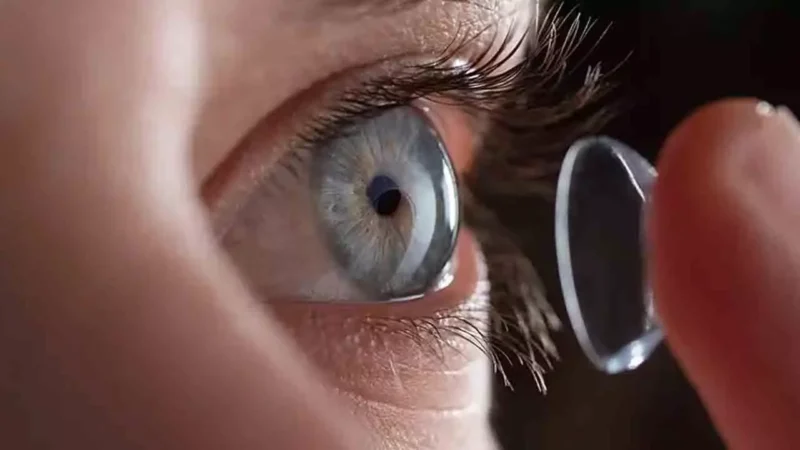 Contact Lens Side effects:फैशन या खतरा?पहनने वाले हो जाएं अलर्ट! बस एक गलती आंखों की रोशनी से हाथ धो बैठेंगे!