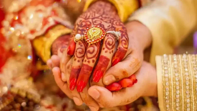 Unique Wedding Ceremony: अनोखी शादी, दो प्रेमिकाओं ने एक ही प्रेमी संग लिए फेरे, एक ही कार्ड पर छपे दोनों के नाम!