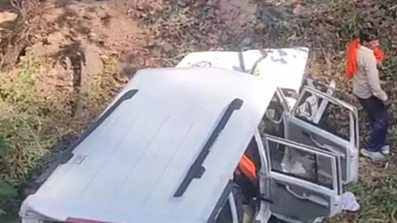 Chhattisgarh News: पीएम मोदी की सभा में शामिल होने जा रहे कार्यकर्ताओं की गाड़ी नदी में गिरी, दो की मौत, आठ घायल…
