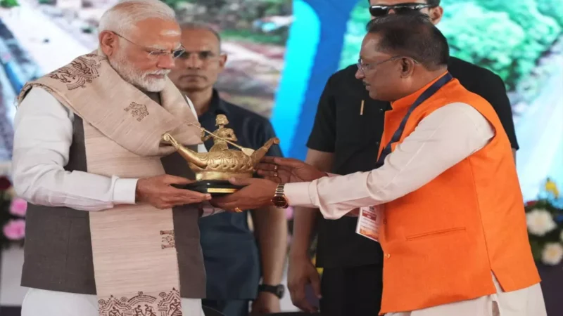 PM Narendra Modi Chhattisgarh Visit: PM मोदी को CM विष्णुदेव ने भेंट किया स्पेशल मोमेंटो, जानिए उसके बारे में
