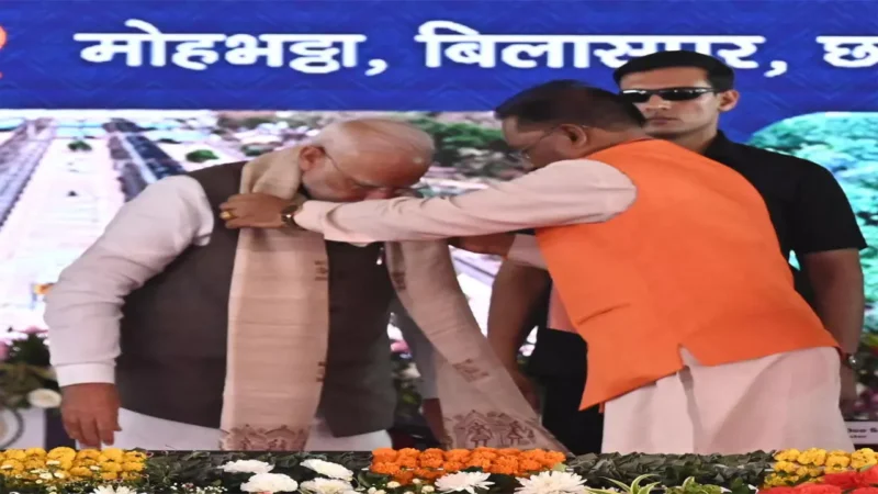 PM Narendra Modi Chhattisgarh Visit: CM ने PM मोदी को भेंट किया छत्तीसगढ़ की बुनाई, संस्कृति और जीवंत परंपराओं का प्रतीक कोसा सिल्क से बना शॉल