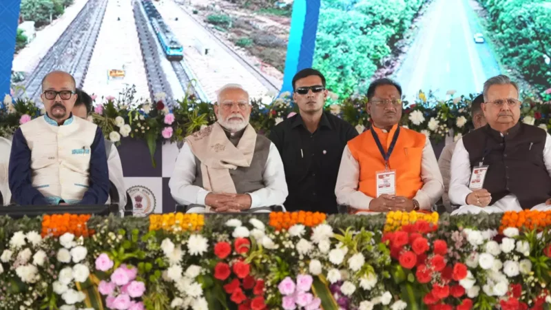 PM Modi Visit Chhattisgarh: पीएम मोदी ने कांग्रेस पर साधा निशाना,बोले- कांग्रेस की नीतियों की वजह से नक्सलवाद को मिला बढ़ावा