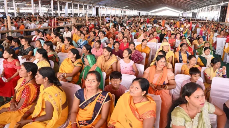 प्रधानमंत्री नरेंद्र मोदी को देखने और सुनने पहुंचे युवा, बस्तर ओलंपिक के विजयी प्रतिभागी और लखपति दीदियां