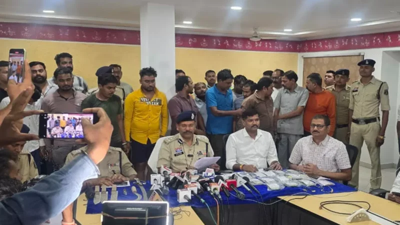 Raipur News: 40 करोड़ नगदी, 16 किलों सोने के लालच में डकैती, तांत्रिक बोला-मैं घर के लोगों को बेहोश कर दूंगा, तुम लोग ले आओं गड़ा धन, रित्यार्ड पुलिसकर्मी, SP ऑफिस के क्लार्क समेत 15 गिरफ्तार