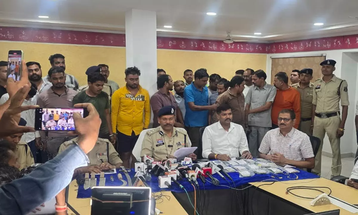 Raipur News: 40 करोड़ नगदी, 16 किलों सोने के लालच में डकैती, तांत्रिक बोला-मैं घर के लोगों को बेहोश कर दूंगा, तुम लोग ले आओं गड़ा धन, रित्यार्ड पुलिसकर्मी, SP ऑफिस के क्लार्क समेत 15 गिरफ्तार