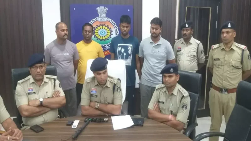 Durg News: गांजा चुराने वाला आरक्षक-ड्राइवर गिरफ्तार, तस्कर की गाड़ी से छह किलो गांजा कर दिये थे पार…SP ने किया सस्पेंड