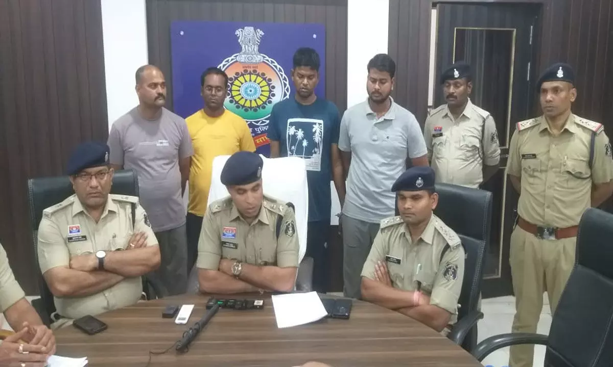 Durg News: गांजा चुराने वाला आरक्षक-ड्राइवर गिरफ्तार, तस्कर की गाड़ी से छह किलो गांजा कर दिये थे पार…SP ने किया सस्पेंड